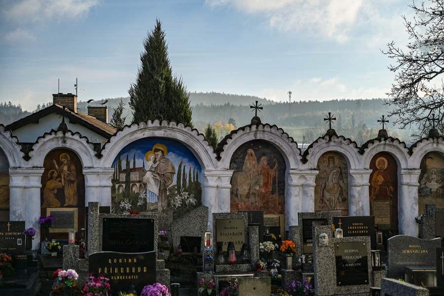 Hřbitov v Albrechticích nba Vltavou: unikátní kapličkový hřbitov