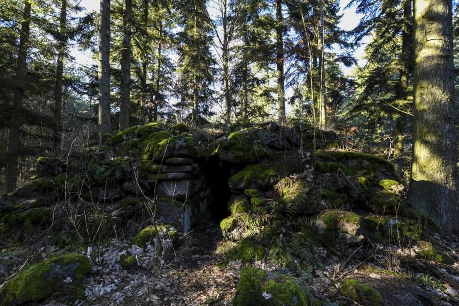 Kamenná poustevna u Drahenického Málkova: mystické místo