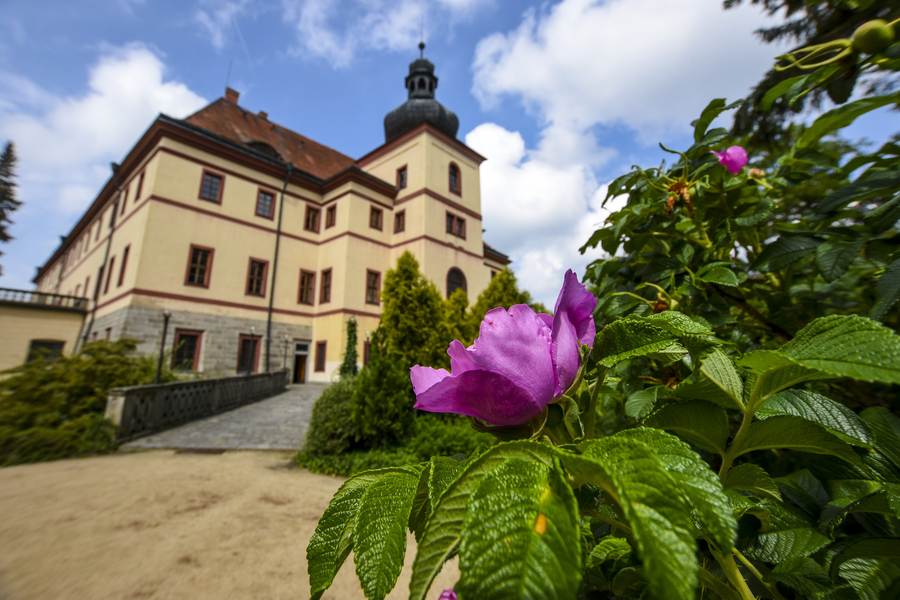 Zámek Lnáře: Historická atmosféra a relaxace v malebném prostředí