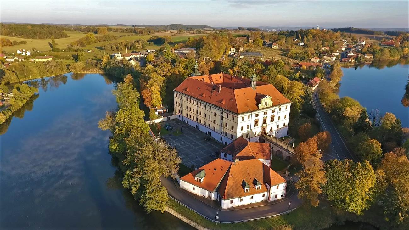 Zámek Lnáře: Historická atmosféra a relaxace v malebném prostředí
