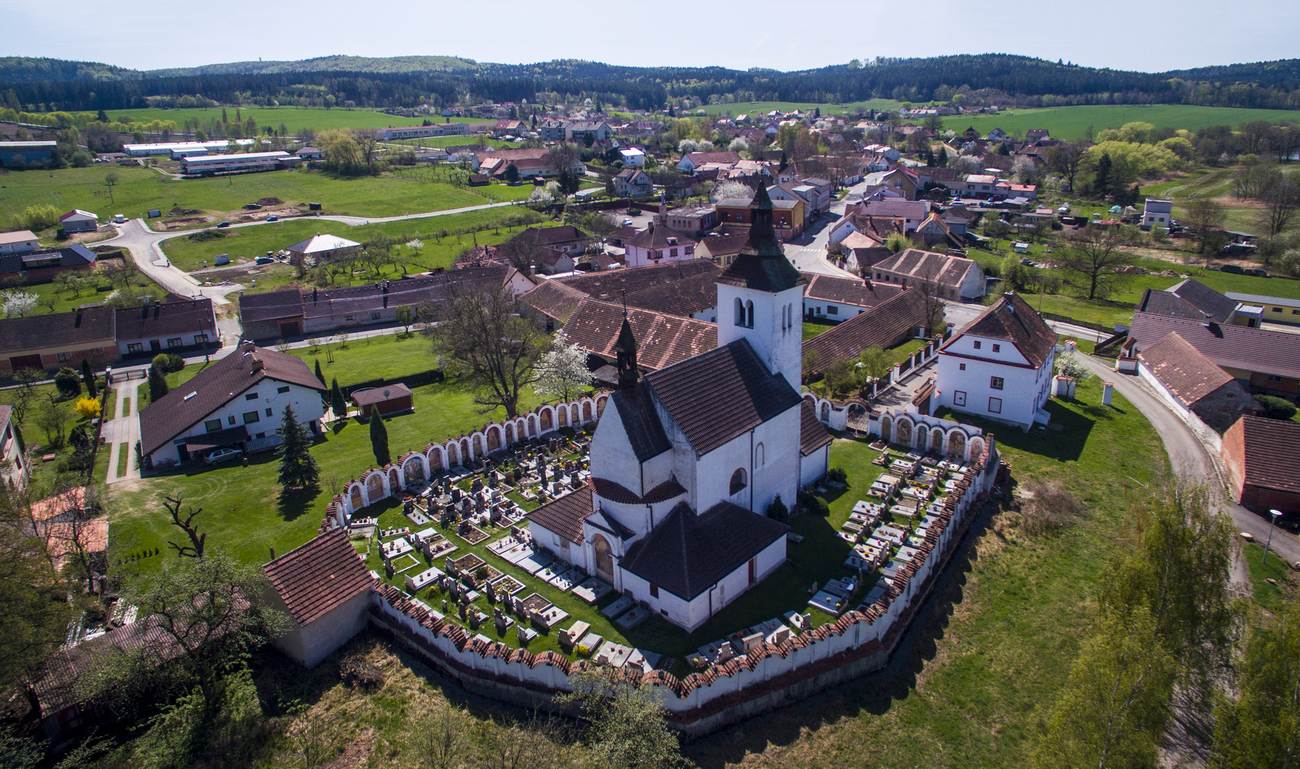 Kostel sv. Petra a Pavla v Albrechticích nad Vltavou: románský skvost jižních Čech